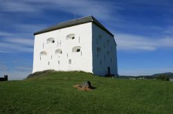 La bianca fortezza di Kristiansten a Trondheim ...