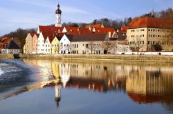 Landsberg am Lech, grazioso villaggio della Baviera, Germania. Il nucleo cittadino sorgeva sulla riva destra del fiume dove si può riconoscere il centro storico.
