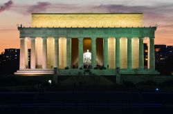 Il  Lincoln Memorial di sera a Washington DC USA. Si intravede la grande statua di Abram Lincoln, il 16à Presesindente degli Stai Uniti, il primo del Partito Repubblicano - © ...