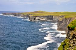 Loop Head, sulla costa rocciosa di Ennis in Irlanda