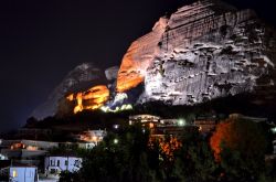 Meteora di notte , fotografate dal piccolo villaggio di Kastraki, ai piedi delle celebri montagne con monasteri della Grecia - © Diletta Mercatali