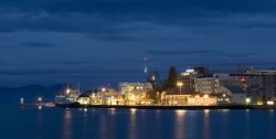 Scorcio notturno su Molde, Norvegia - Situata sulla sponda settentrionale di un fiordo bagnato dal Mare di Norvegia, Molde è una cittadina della contea di More og Romsdal conosciuta anche ...