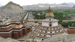 Monastero Tibetano a Lhasa, la capitale del Tibet, la regione nel cuore dell'Himalaya in Cina - © Kim Briers / Shutterstock.com