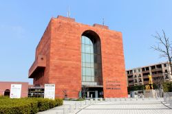 Il Museo della bomba atomica di Nagasaki è una tappa drammatica, ma obbligata, del tour della città. Racconta la tragedia delle vittime e dei danni ambientali e mostra cosa è ...