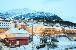 Notte polare a Narvik, Norvegia - La si può anche chiamare buio di mezzogiorno. La notte polare è un fenomeno astronomico che si verifica a latitudini elevate sopra il Circolo ...