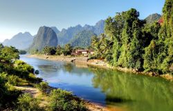 Paesaggio Laos fiume e villaggio laotiano - © Chantal de Bruijne / Shutterstock.com