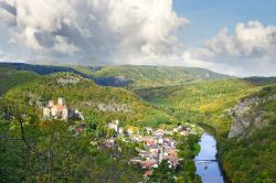 Paesaggio del Waldviertel, la verde valle all'interno del parco Thayatal in Bassa Austria, con il castello di Hardegg - © Pecold / Shutterstock.com