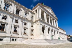 Palazzo di São Bento, sede del parlamento portoghese. Situato nel quartiere storico di Madragoa, l'edificio fu costruito dall'architetto Afonso Alvares come convento benedettino ...