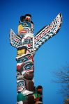 Uno dei totem indiani all'interno dello Stanley Park di Vancouver, nel sud della Columbia Britannica, Canada. I totem, collocati nella parte nord-orientale del parco sulla stretta penisola ...