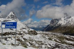 Il passo Trollstigen in estate, sul  lato sud dopo nevicata. Siamo sulle Alpi della Norvegia, a circa 750 metri di altitudine.