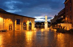 Panorama notturno su Piazza Malvezzi, Desenzano del Garda - Lo splendido piazzale contornato da portici, opera dell'architetto Giulio Todeschini, rappresenta il cuore di Desenzano del Garda ...