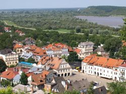 L'antica Piazza del Mercato a Kazimierz Dolny, sullo sfondo il fiume Vistula, Polonia - © Jacek Gajewski /  iStockphoto LP.