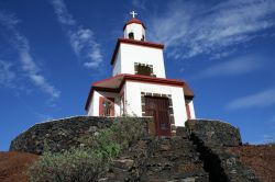 La piccola basilica che domina dall'alto di una piccola collina La Frontera a El Hierro (Canarie) - © Andrzej Gibasiewicz / Shutterstock.com