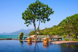 Piscina di un hotel a Koh Si Chang, a fianco ...