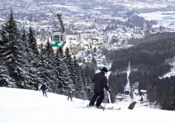 Piste da sci nella regione di Liberec, Repubblica Ceca. Una suggestiva veduta invernale con il comprensorio sciistico innevato nei pressi del territorio storico della Boemia. Nel Liberec ci ...