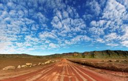 Nel Parco Nazionale de La Réunion la Plaine des Sables (letteralmente Pianura delle Sabbie) offre ai visitatori un paesaggio lunare: un'ampia zona pianeggiante completamente brulla, ...