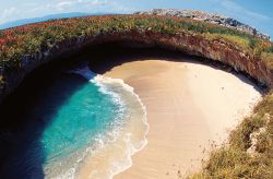 Playa Escondida o del Amor, Islas Marietas (Messico). La spiaggia è raggiungibile unicamente via mare e ci sono numerosi tour operator che organizzano escursioni dalla vicina località ...