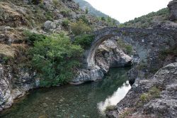 Il ponte genovese nei dintorni di Asco  - © Roberto Cornacchia / www.robertocornacchia.com