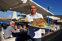 A Tel Aviv, in Israele, la zona del porto è la più vivace della città. Recentemente restaurata e valorizzata, è piena di negozi e attività commerciali, e sul ...