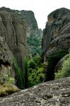 Un canyon ammantato di verde tra le rocce di Meteora. Si tratta di conglomerati di delta fluviale, sollevati e smembrati in cocuzzoli separati dalle forze tettoniche. Ci troviamo in Tessaglia ...