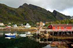 Rorbur sul porto di Moskenes: i rorbur sono palafitte di pescatori, tipiche delle Lofoten e la Norvegia, che posson oessere affittate dai turisti