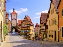 La Galgentor di Rothenburg, Germania - A caratterizzare questo grazioso centro della Baviera è soprattutto la cinta muraria che racchiude la città e le solenni porte d'accesso ...