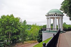 Passeggiata nei pressi del porto di Yaroslavl, Russia  - Sorge alla confluenza del fiume Kotorosl con il grande Volga, in una felice posizione geografica, e il legame che unsice la città ...