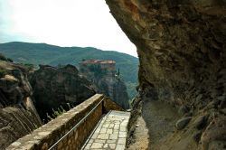 La faticosa ma spettacolare salita ad uno dei monasteri delle meteore. Sullo sfondo quello di Varlaam - © Diletta Mercatali