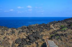 Il sentiero che conduce a Punta Fram a Pantelleria.  Siamo sulla costa di nord-ovest dell'isola, quella rivolta verso la Tunisia, che rimane a circa 70 km di distanza - © bepsy ...