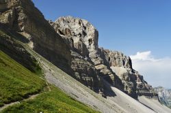 Sentiero in costa verso la Pietra Grande, la grande no9ntagna che si trova a nord-est della valle del Sarca, tra Madonna di Campiglio e il passo di Campo Carlo Magno - © m.bonotto / Shutterstock.com ...