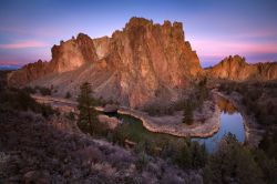 Una splendida veduta dall'alto del Parco Statale di Smith Rock in Oregon, USA.  E' situato nell'alto deserto centrale dell'Oregon vicino alla comunità di Redmond ...