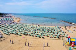 Spiaggia di Sant'Antonio a Termoli, Molise. Situata a nord di Termoli, questa spiaggia è la preferita dagli abitanti della città forse anche per via della sua vicinanza con ...