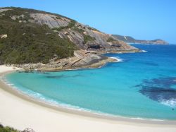 Spiaggia nei dintorni di Perth, Western Australia. La lunga costa di Perth ha sabbia chiarissima che incontra l'acqua turchese del mare, così limpida da riuscire a vedere il fondale. ...