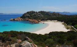 La Spiaggia Rosa dell'isola di budelli in Sardegna - © trevis_lu (Luca Giudicatti) - CC BY-SA 2.0, Wikipedia 