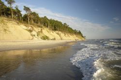 Spiaggia vicino al porto di Klaipeda in Lituania, ...