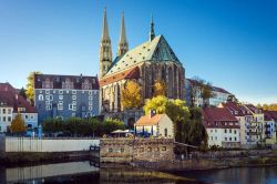 La chiesa di St Peter sul fiume Neisse a Gorlitz, Sassonia - © Wolfgang Zwanzger / shutterstock.com