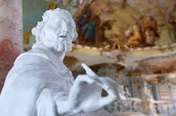 Statua dottore della chiesa nella biblioteca dell'Abbazia di Schussenried in Germania