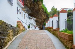 Strada in salita tra le rocce di Setenil de las Bodegas, in Andalusia - © FCG / Shutterstock.com