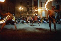 La manifestazione Suoni di Terra, uno degli appuntamenti culturali più importanti a Sant'Agata de' Goti. Questo festival multidisciplinare si svolge ogni anno durante l'ultima ...