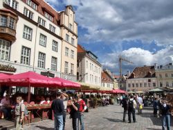 Il centro storico di Tallinn, capitale dell'Estonia, è pieno di angoli suggestivi in cui fermarsi a bere qualcosa, assaggiare le specialità locali o semplicemente leggere un ...