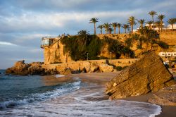 Terrazza panoramica sulla spiaggia di Nerja, Spagna - La principale attrazione della città è il Balcon de Europa, uno splendido belvedere circondato da un palmeto che offre una ...