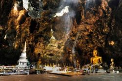 Tham Khao Luang, la magica grotta a nord di Phetchaburi in Thailandia - © wizagent / Shutterstock.com