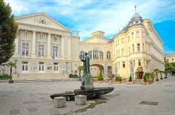 Theatherplatz la splendida piazza del teatro nel centro di Baden bei a Wien, in Austria - © Tatiana Volgutova / Shutterstock.com 