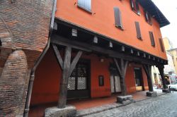 Un tipico portico del centro di Bologna, Emilia Romagna. Fin dal 1100 i portici di Bologna sono diventati un luogo di socialità e commercio oltre che una sorta di salotto all'aperto, ...