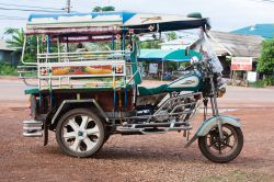 Tuk tuk ricavato da una moto di tutto rispetto a Nong Khai in Thailandia - © ekapotfotothai / Shutterstock.com 