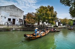 Turisti sulle tradizionali barche di Tongli in Cina - © Krajomfire / Shutterstock.com 