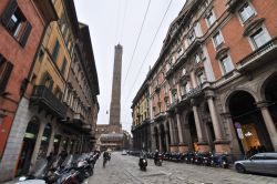 Via Rizzoli a Bologna, in fondo il profilo della ...