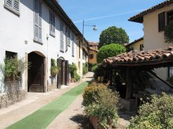 Vicolo dei Lavandai: siamo nel quartiere Navigli ...