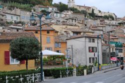 Vist d'insieme delle case del villaggio di Villeneuve Loubet