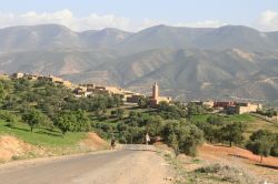 Un villaggio berbero tra le montagne dell'Atlante, sulla strada che da Beni Mellal conduce alle cascate Ouzoud del Marocco - © Angels at Work / Shutterstock.com